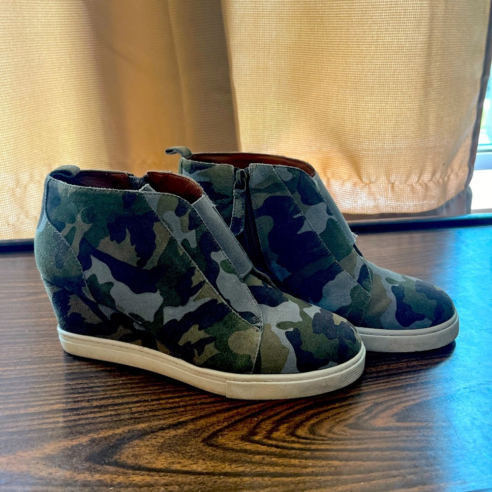 Paolo size 6 camo heeled sneaker